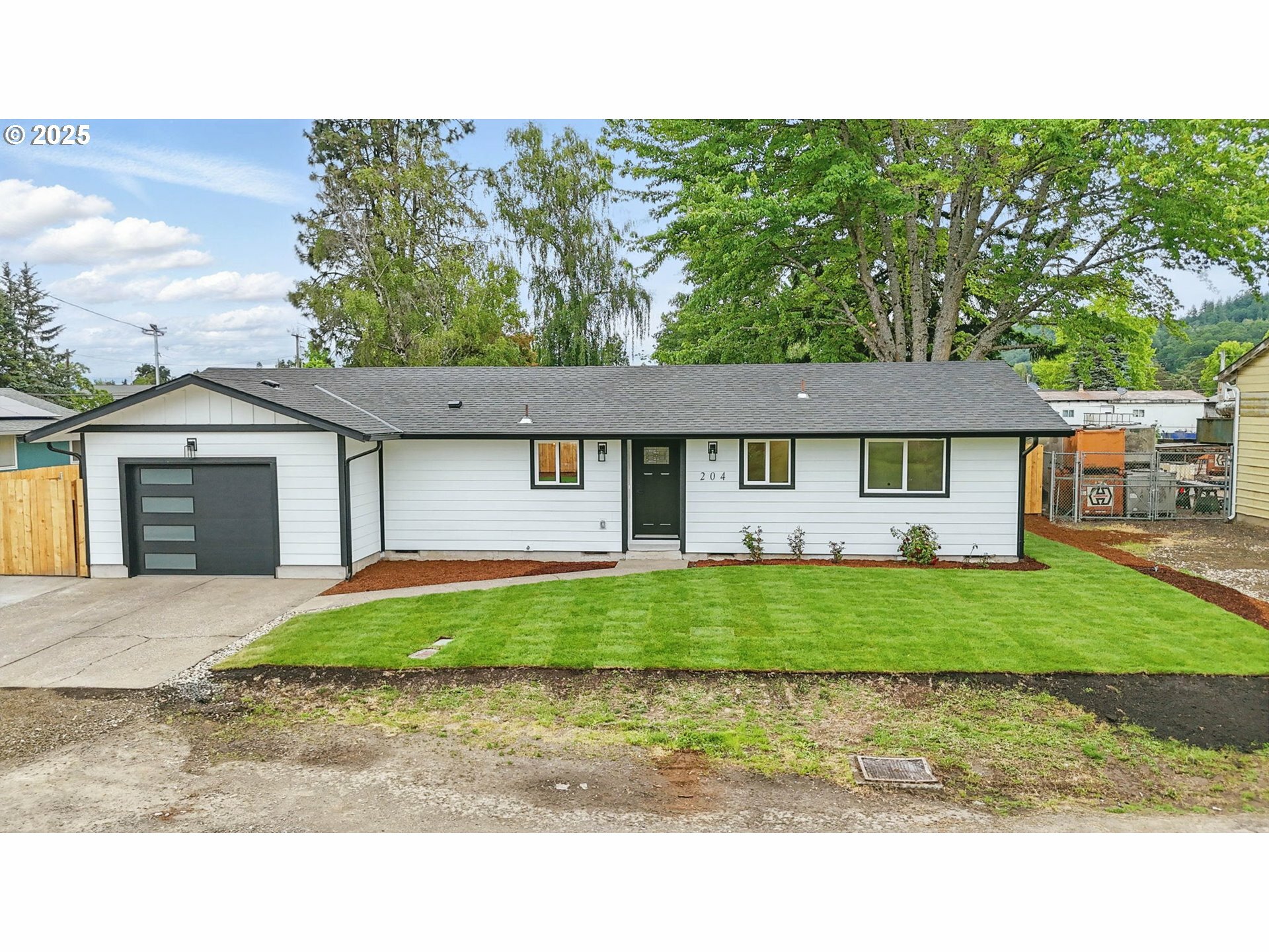 Property Photo: 204 Maddox Ave OR 97101