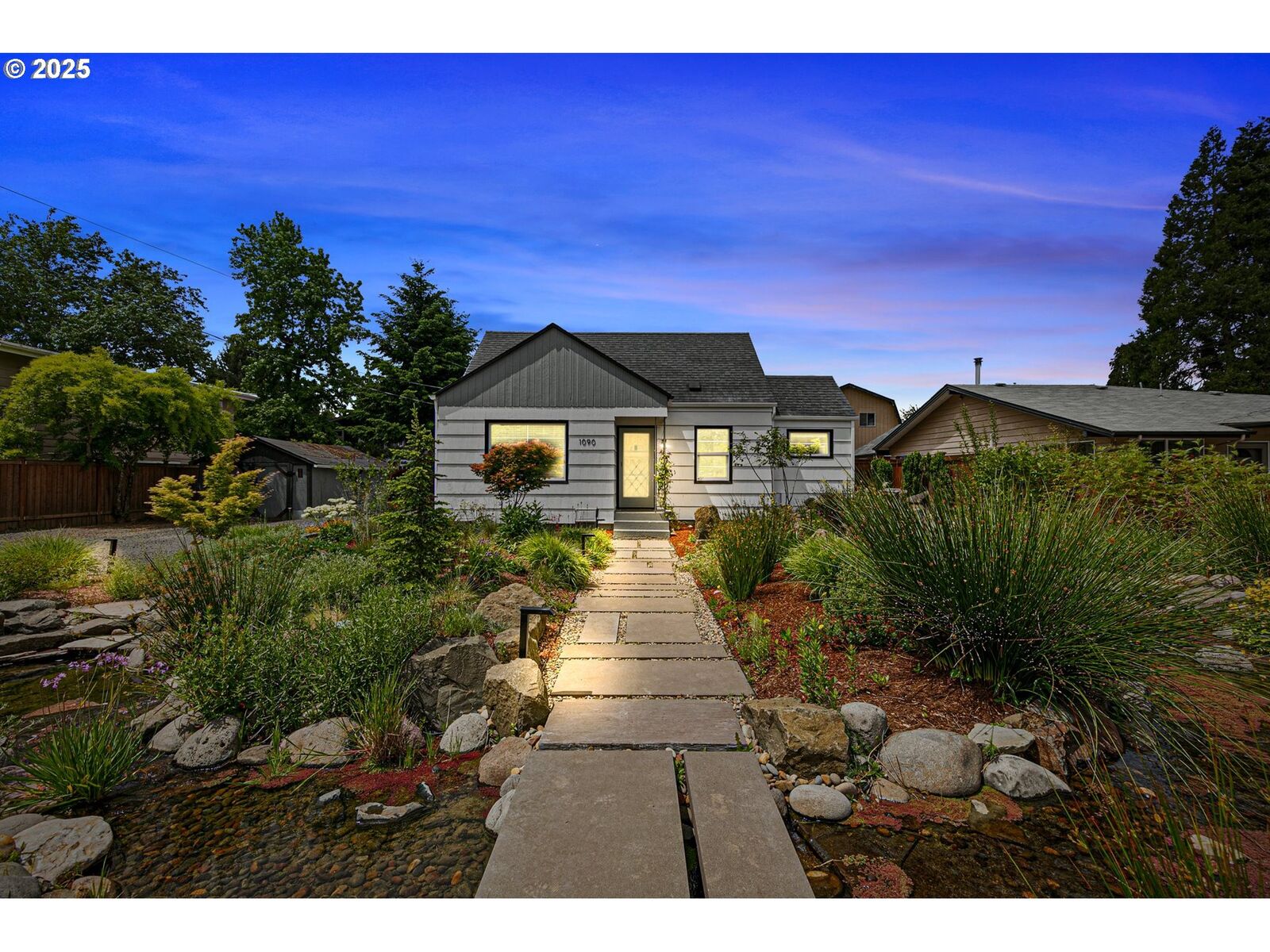 Property Photo:  1090 Maple Dr  OR 97404 