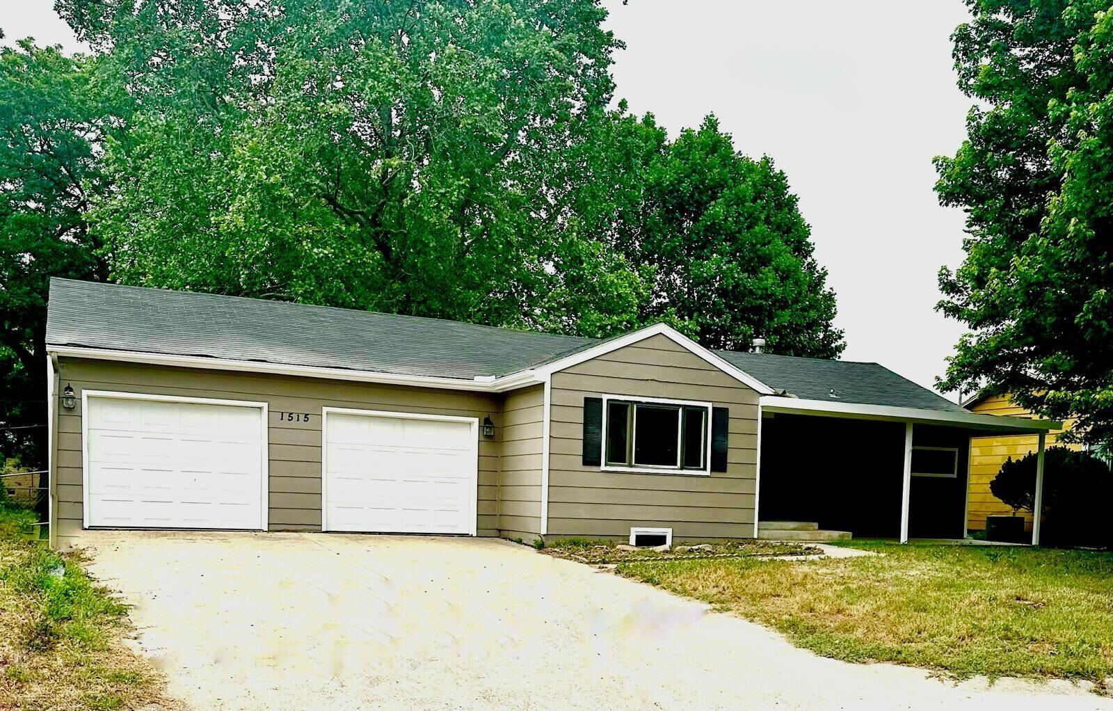 Property Photo:  1515 N 2nd St  KS 67005 