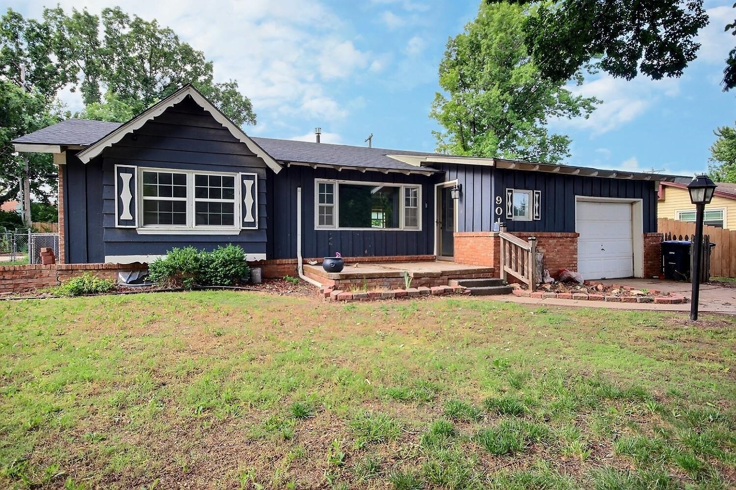 Property Photo: 901 E Skyview Dr KS 67042-4172