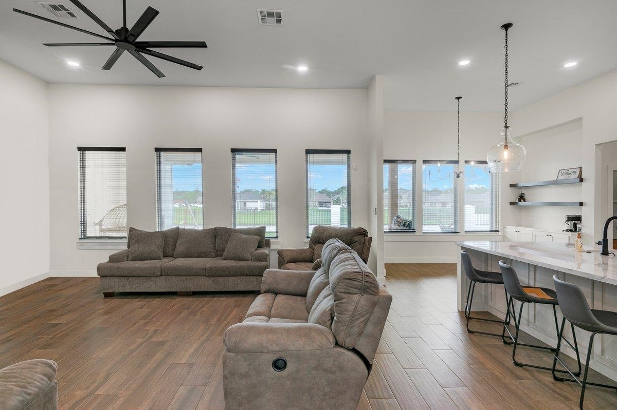 Property Photo: 108 Palmetto Palm St TX 77657