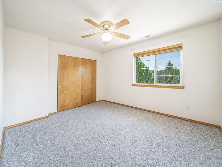 Property Photo:  9203 Yakima Ct  WA 98908-0000 