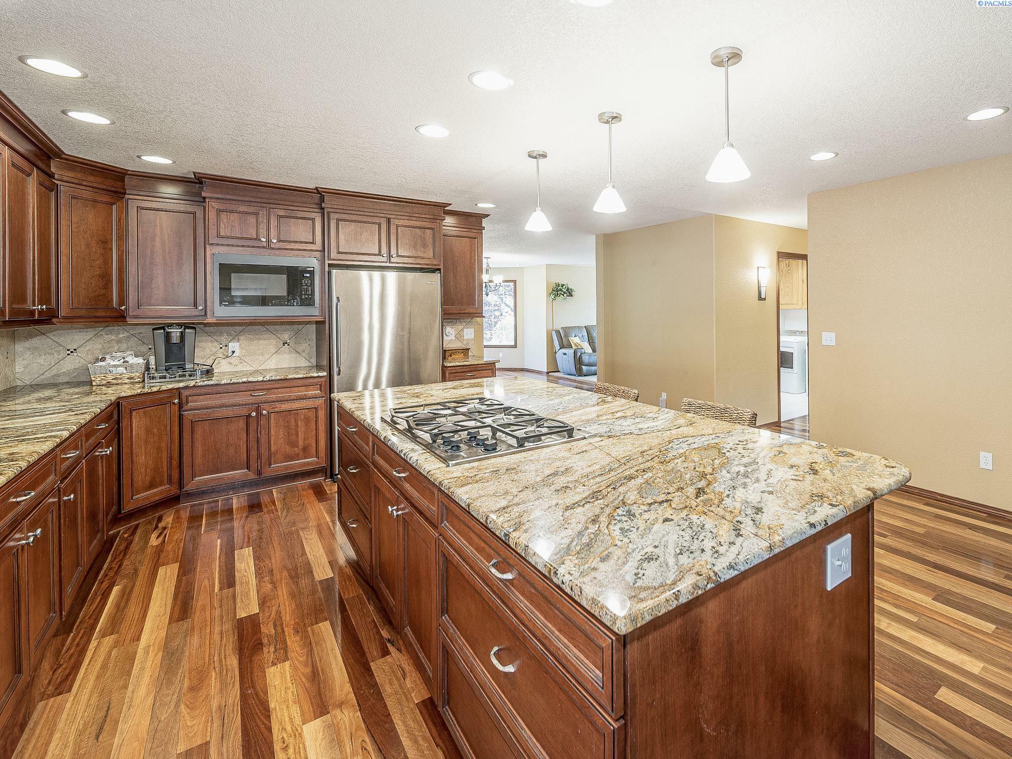 Property Photo: 9203 Yakima Ct WA 98908-0000