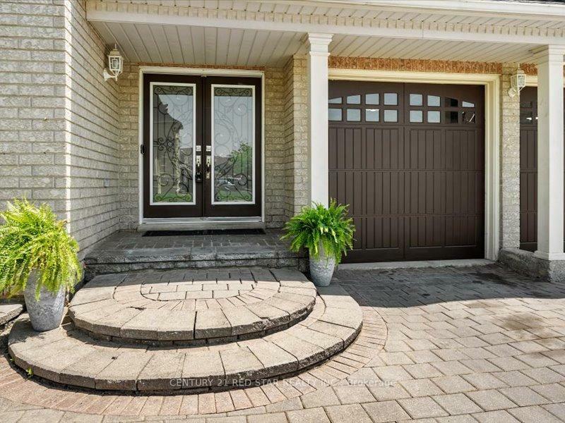 Property Photo: 31 Eiffel Boulevard ON L6P 1V9