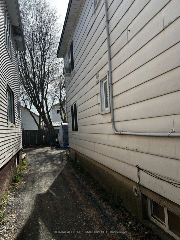 Property Photo: 330 Belmont Street ON K6H 4Z6