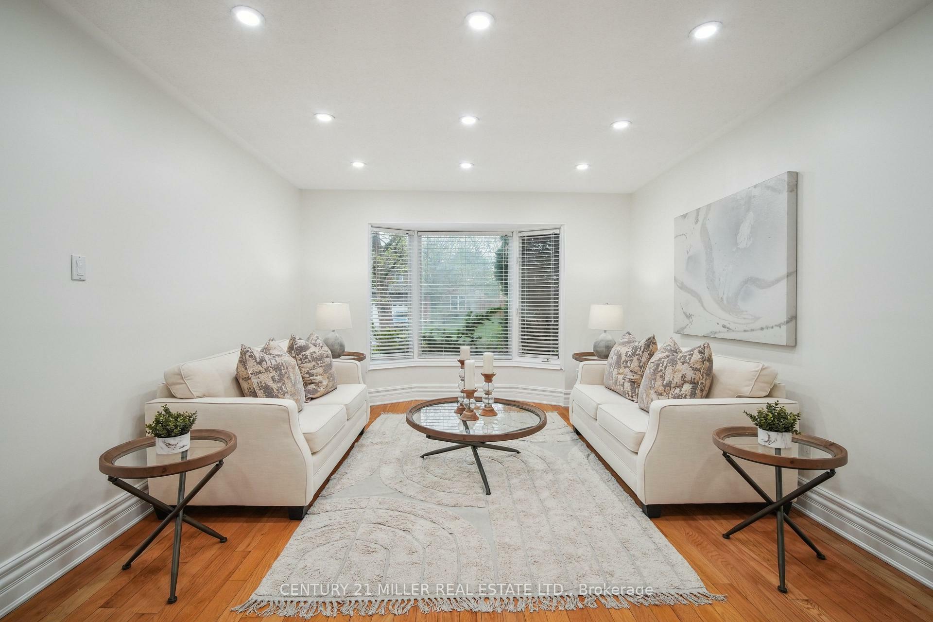 Photo de la propriété: 285 Mississaga Street ON L6L 6J8