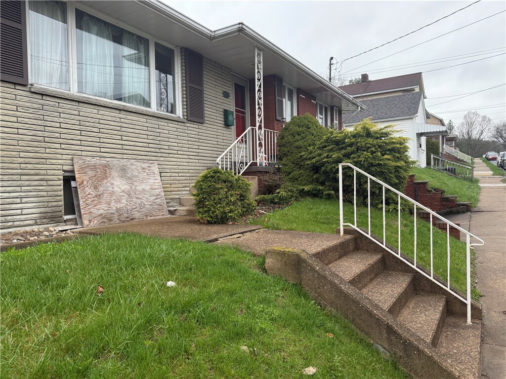 Property Photo: 402 Arch Avenue PA 15601