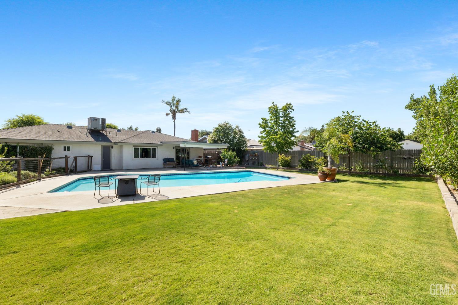 Property Photo: 6333 Crestmore Street CA 93308