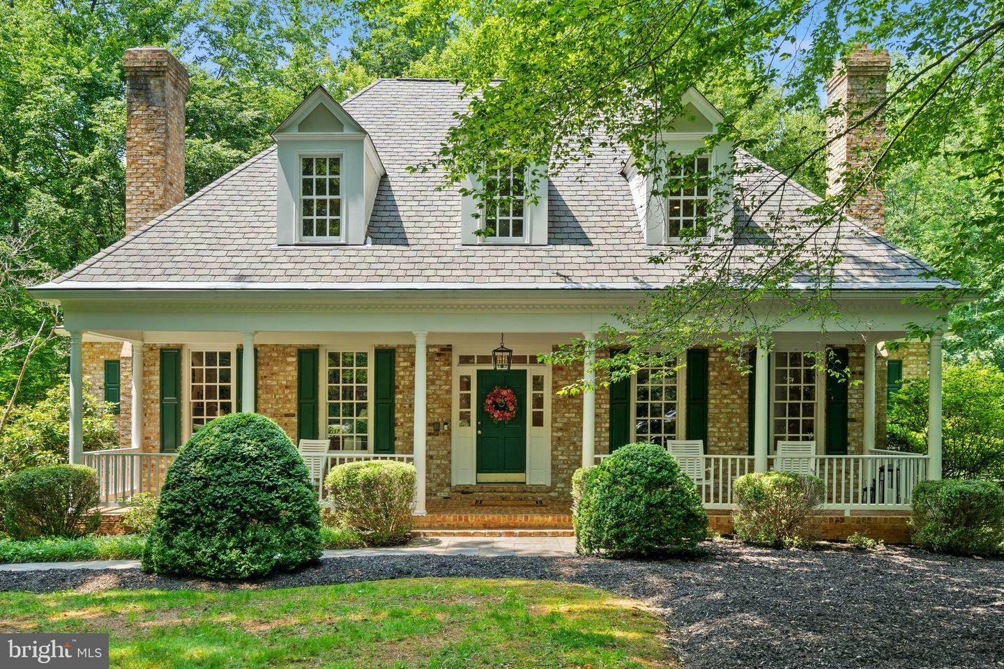 Property Photo: 6008 Finchingfield Road VA 20187