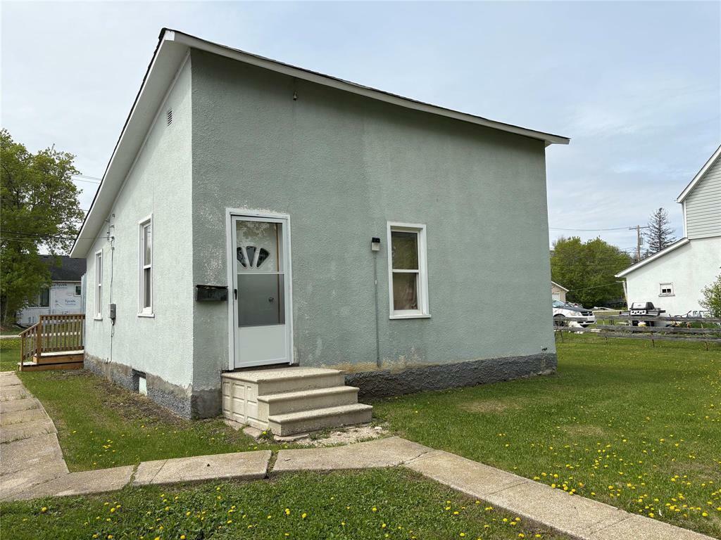 17 4th Avenue Southwest  Dauphin MB R7N 1T5 photo