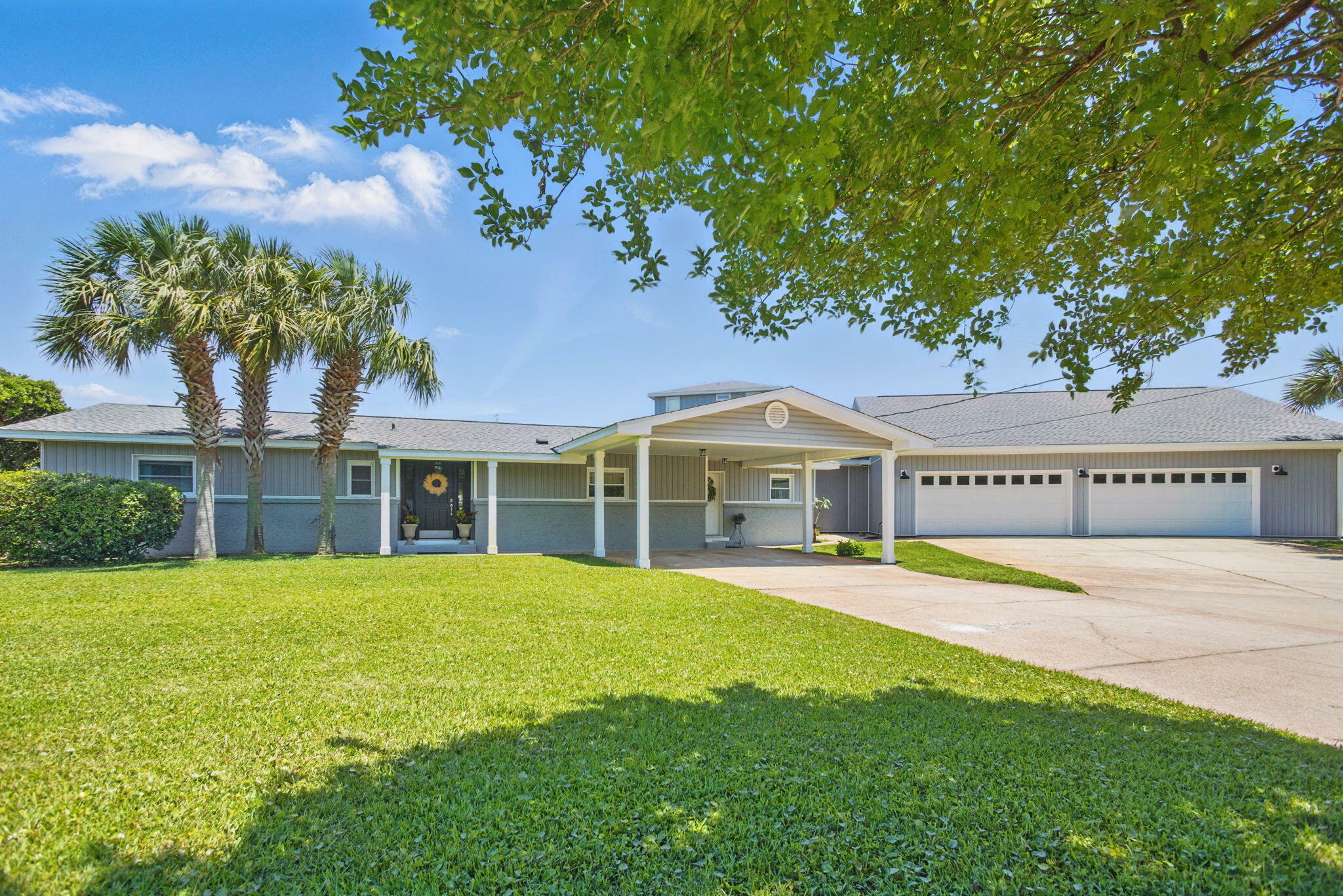 Property Photo:  1050 Edgewater Lane  FL 32563 