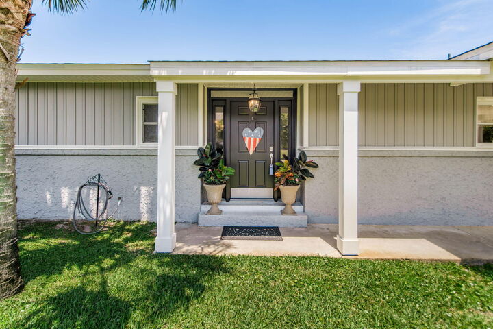 Property Photo:  1050 Edgewater Lane  FL 32563 