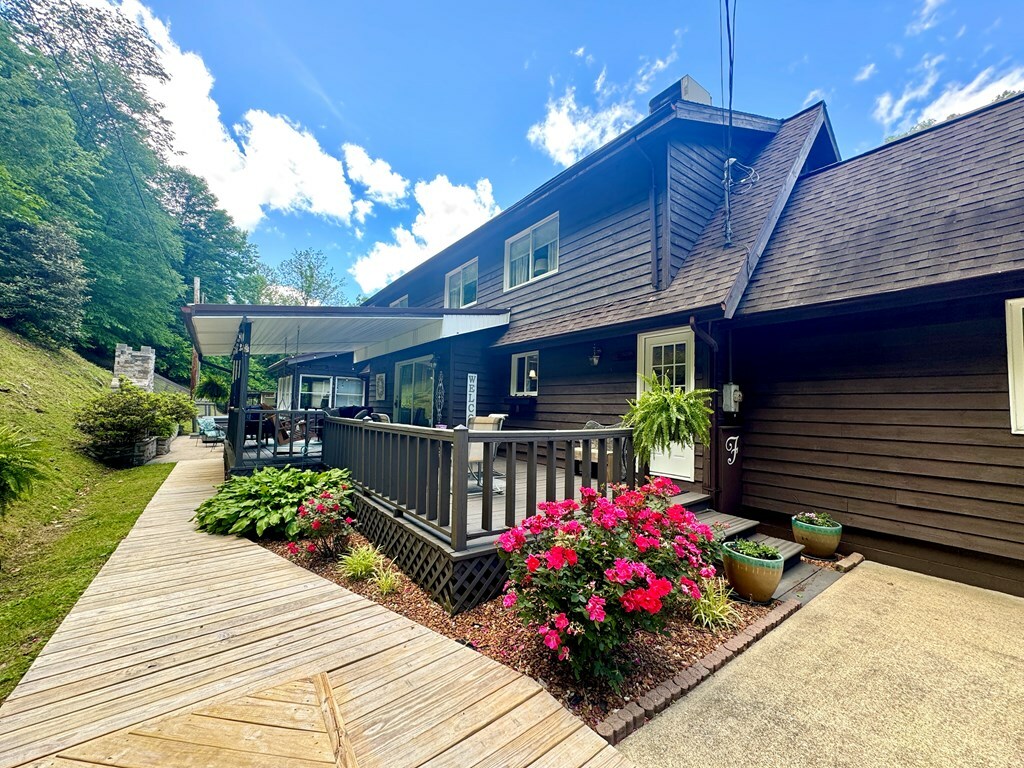 Property Photo: 182 Jimmies Creek KY 41559