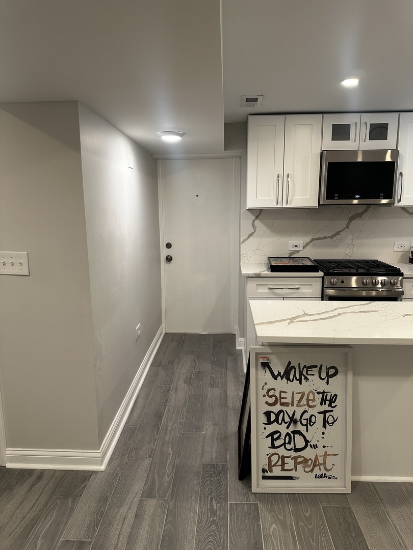 Property Photo: 2010 W Cornelia Avenue B IL 60618
