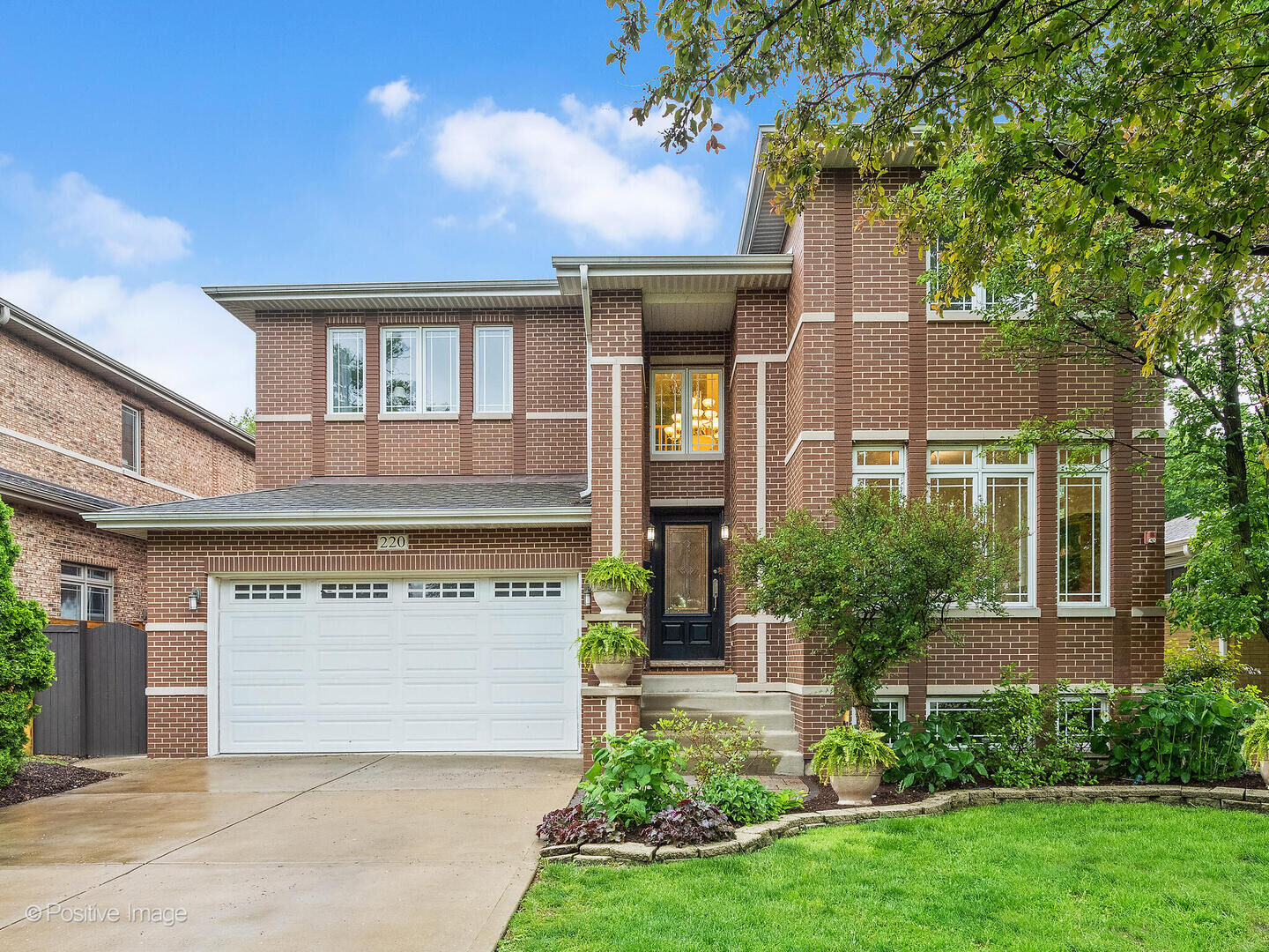 Property Photo: 220 Kings Court IL 60526