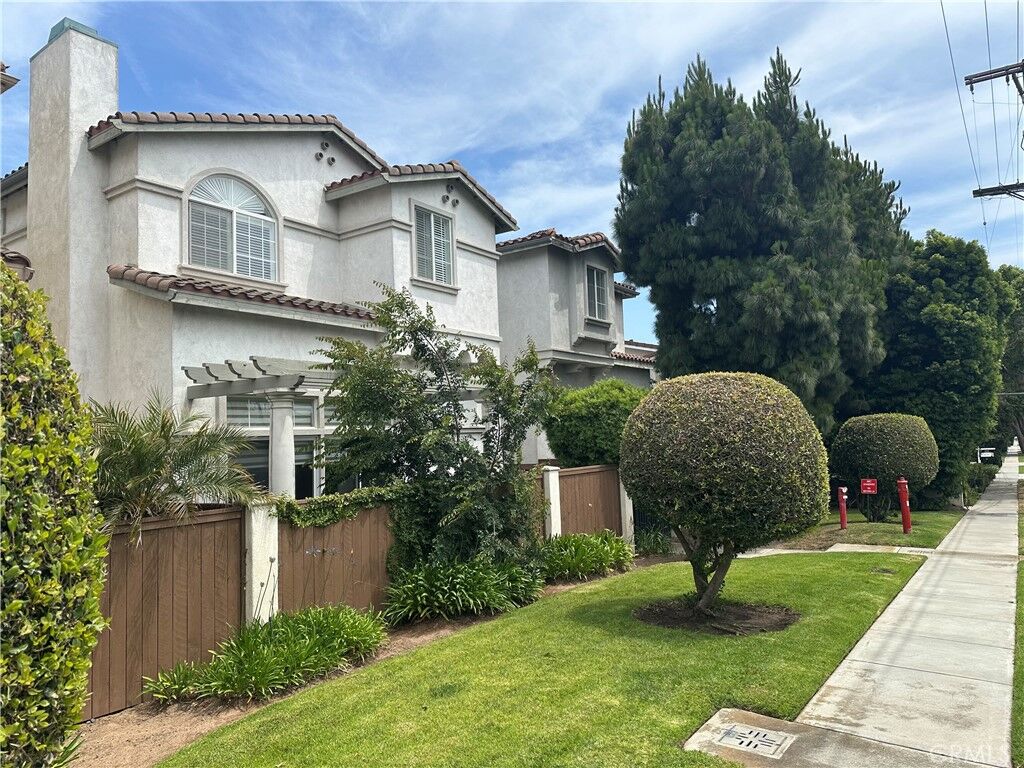 Property Photo: 700 Meyer Lane 4 CA 90278