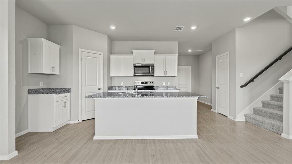 Property Photo: 905 Ingalls Park Lane TX 76131