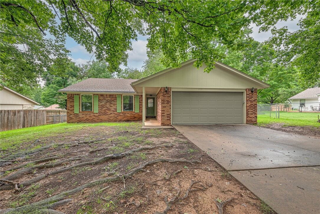 Property Photo:  1715 E Cortland Street  AR 72703 