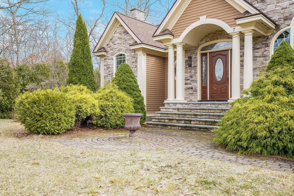 Property Photo:  7 Buckhide Rd  NH 03087 