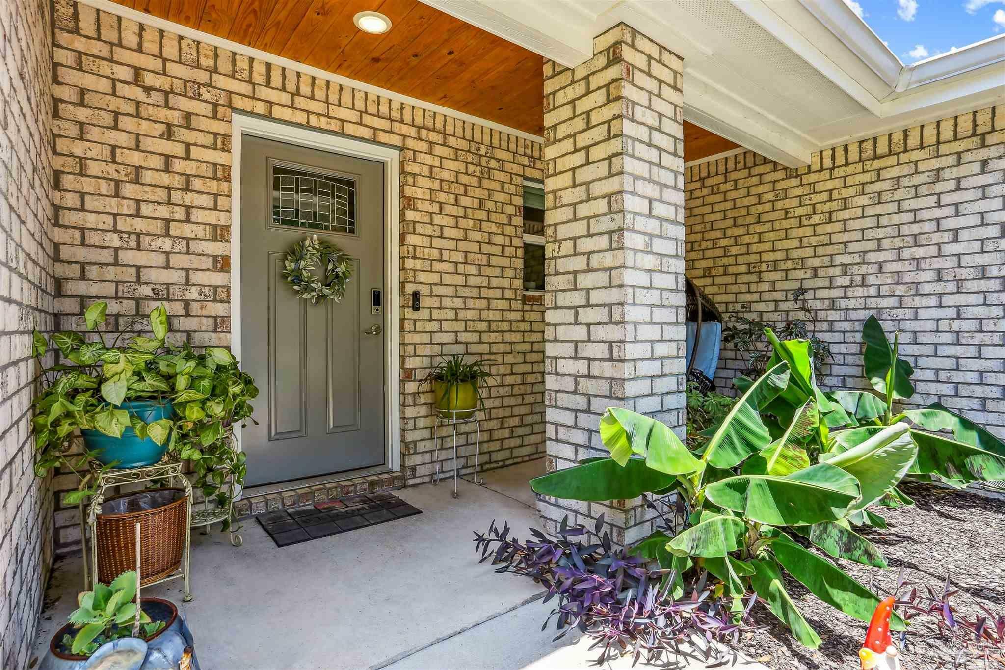 Property Photo: 5565 Riviera Dr FL 32583