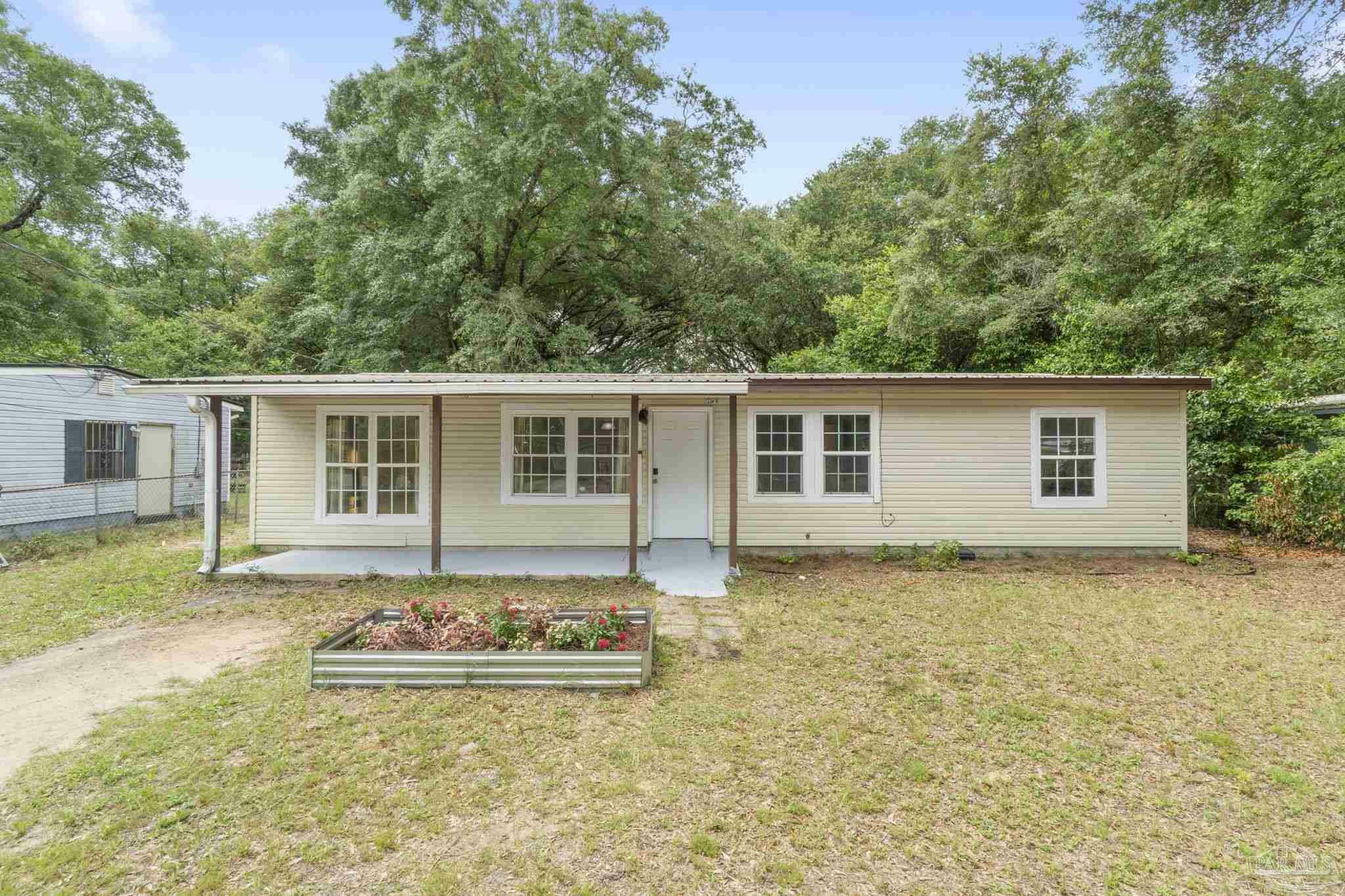 Property Photo:  6483 Skyline Dr  FL 32570 