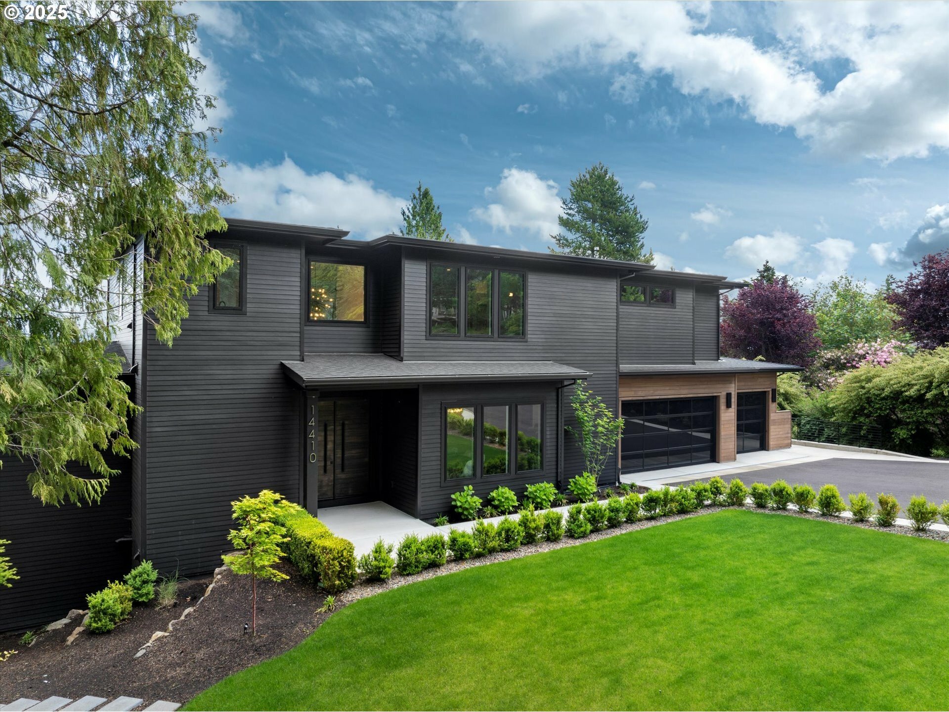 Property Photo: 14410 Uplands Dr OR 97034