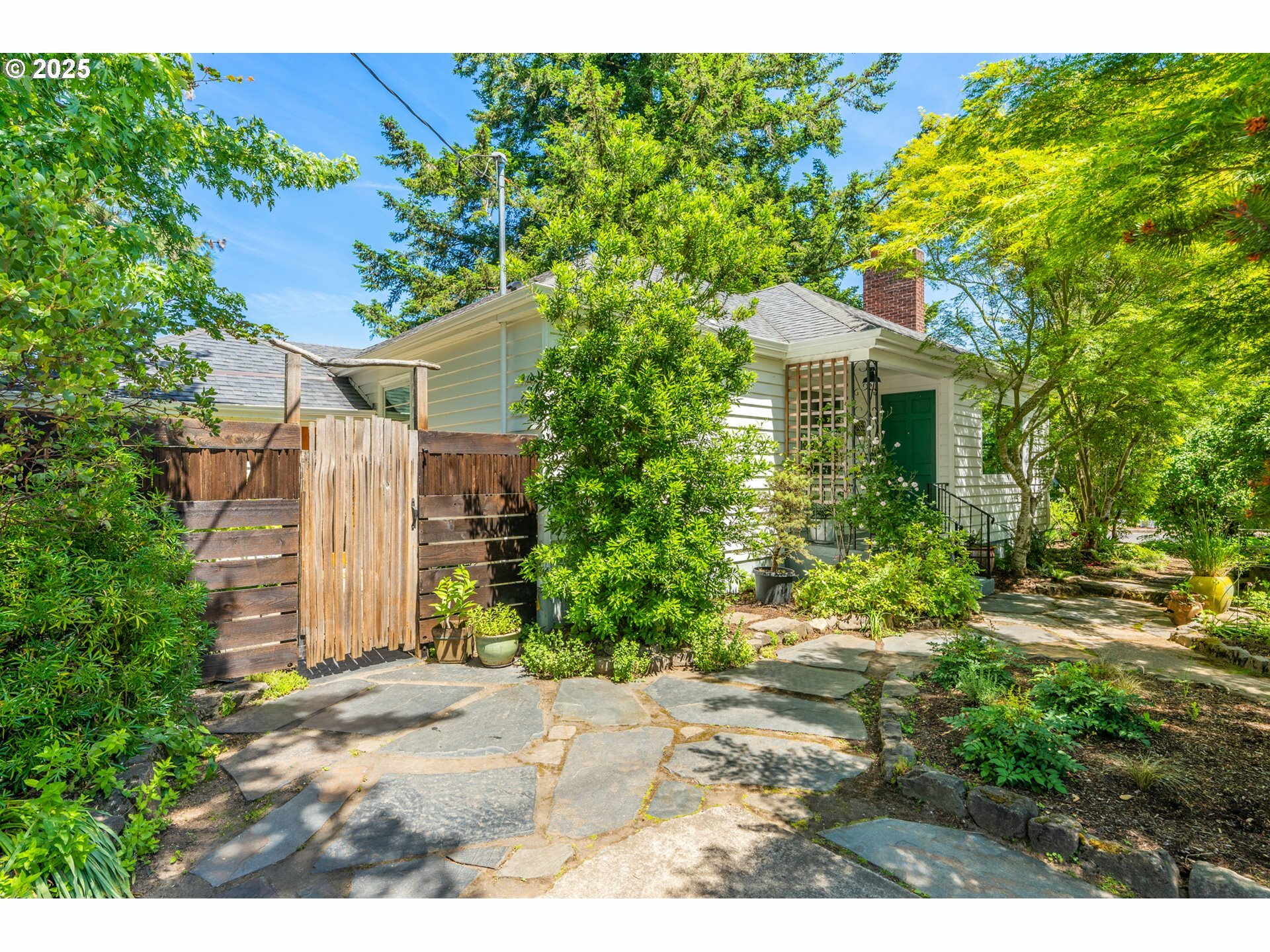 Property Photo: 3575 NE Emerson St OR 97211