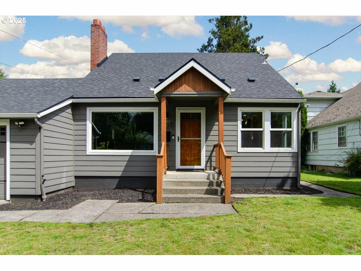 Property Photo: 8835 NE Broadway OR 97220