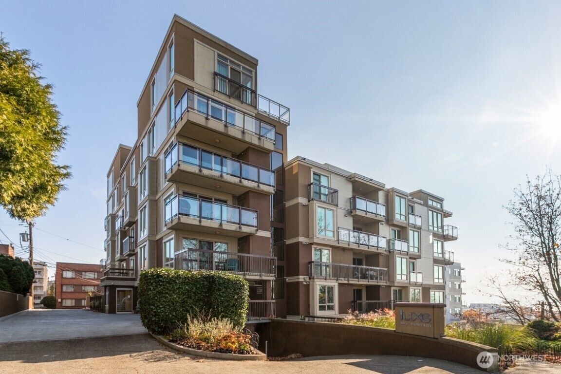 Property Photo:  500  5th Avenue W 402  WA 98119 