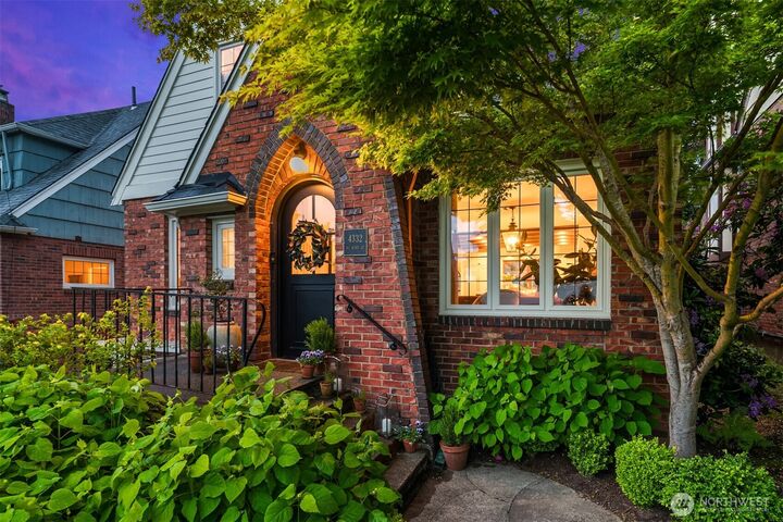 Property Photo: 4332 NE 43rd Street WA 98105