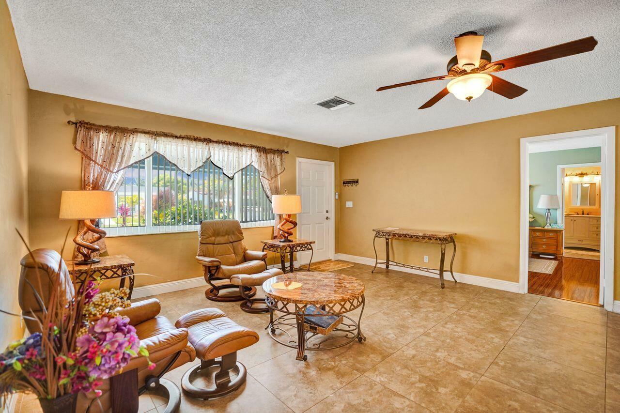 Property Photo: 913 SE 16 Place FL 33441