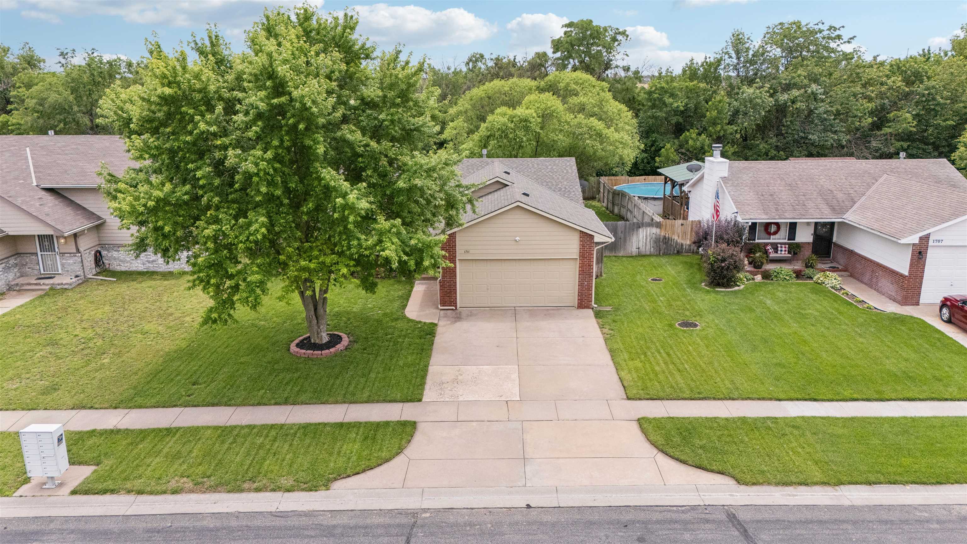 Property Photo:  1711 Summerwood St  KS 67052 