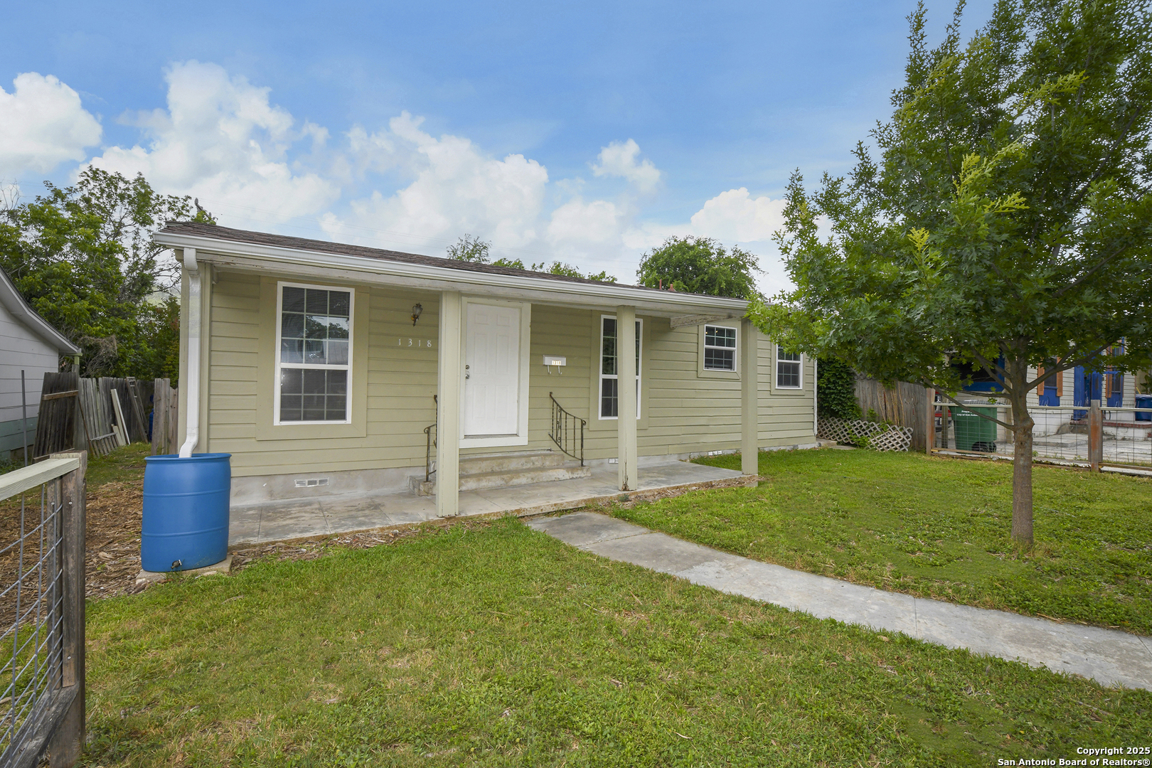 Property Photo: 1318 W Elsmere TX 78201