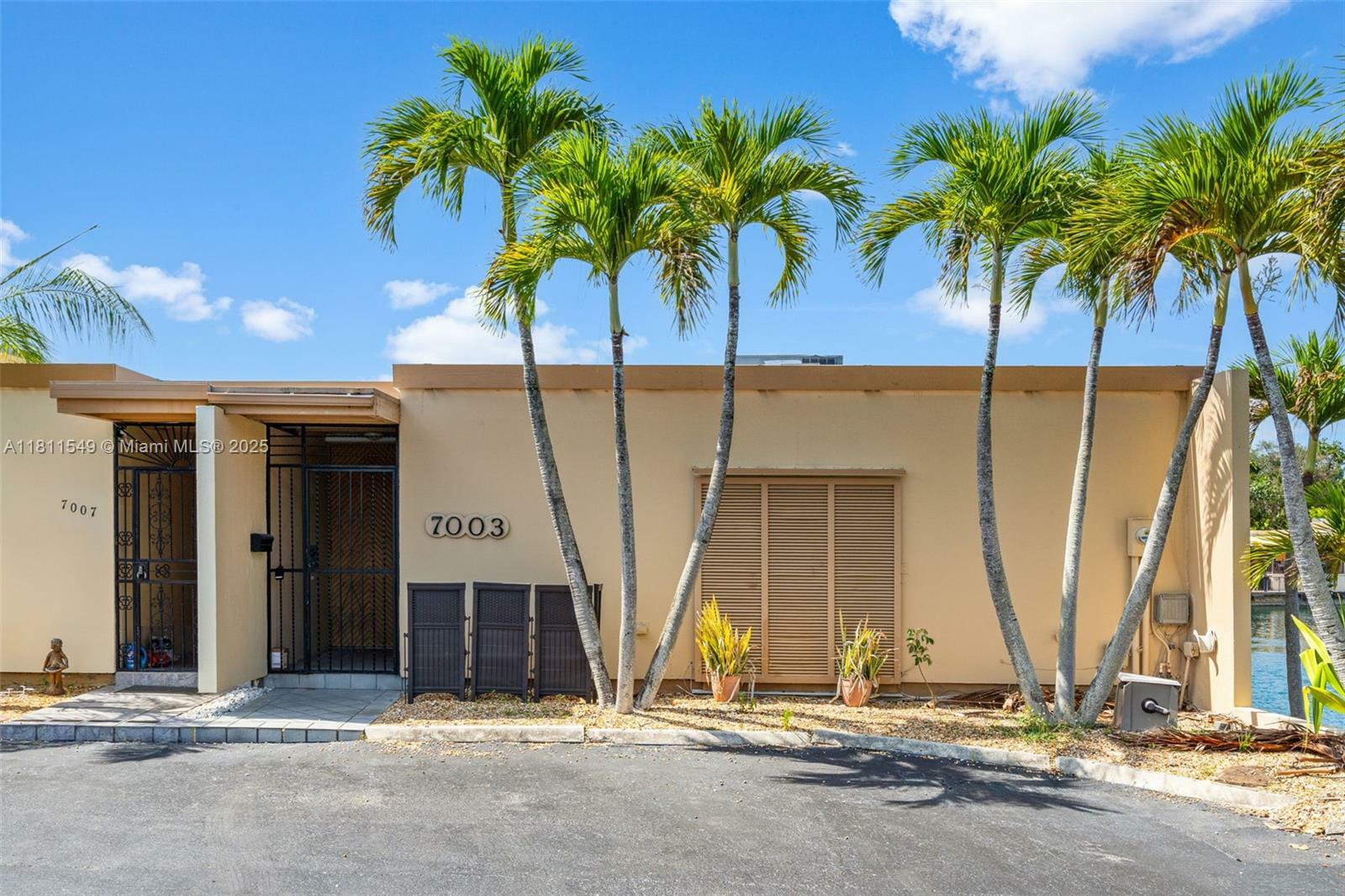 7003 Crown Gate Ct  Miami Lakes FL 33014 photo