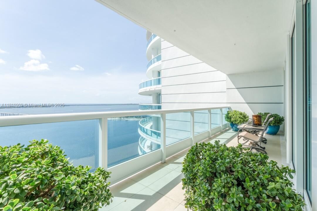 Property Photo:  2127 Brickell Ave 3304  FL 33129 