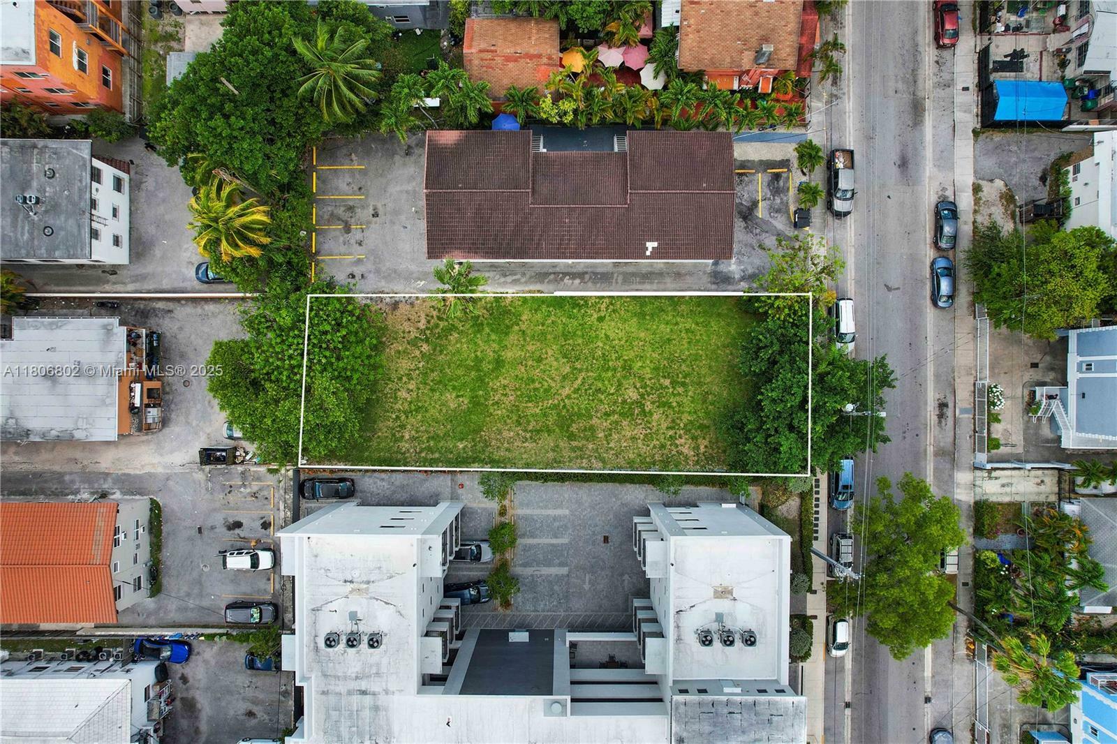 Property Photo: 850 SW 2nd St FL 33130