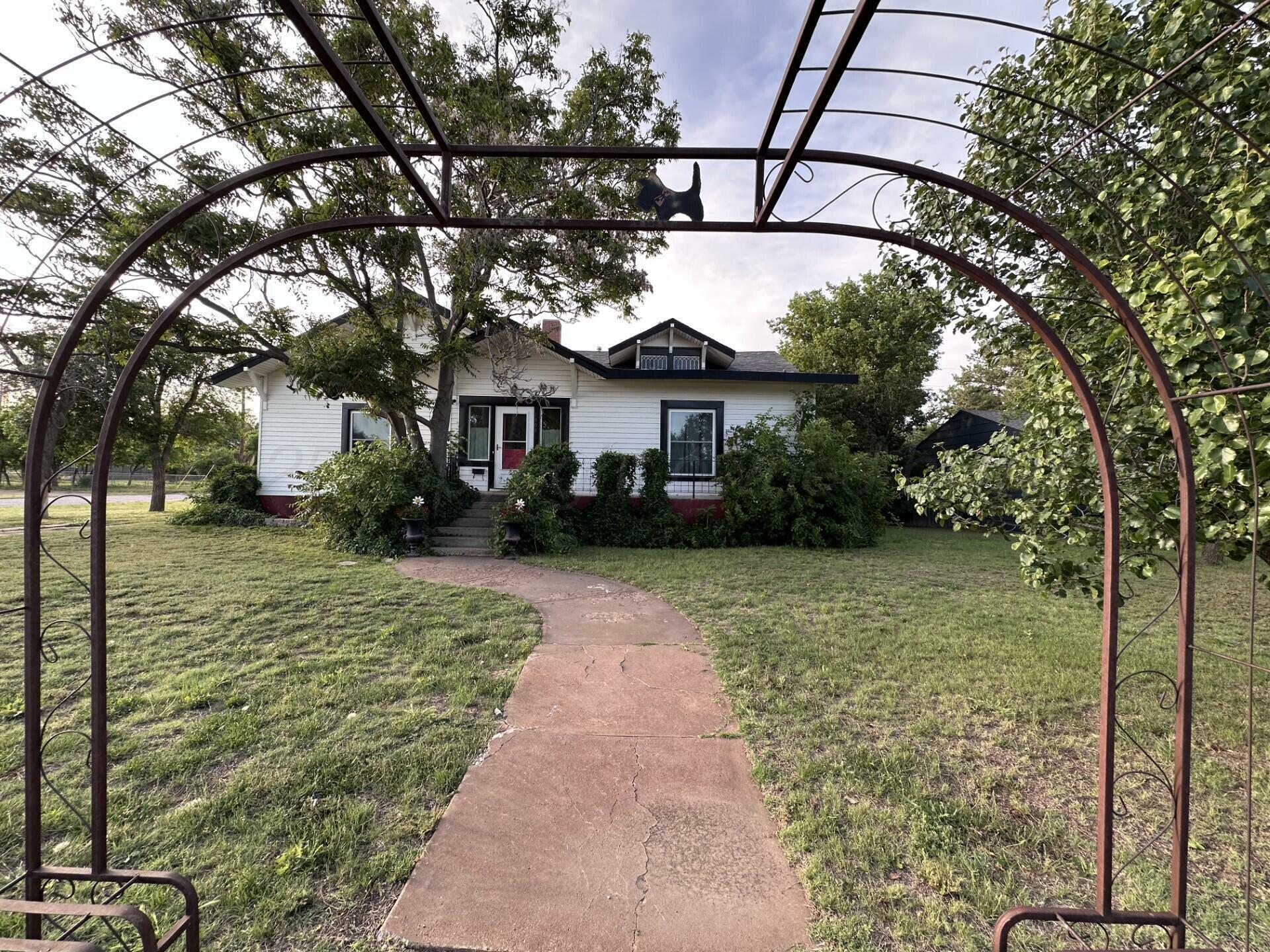 Property Photo: 1303 3rd Avenue TX 79015
