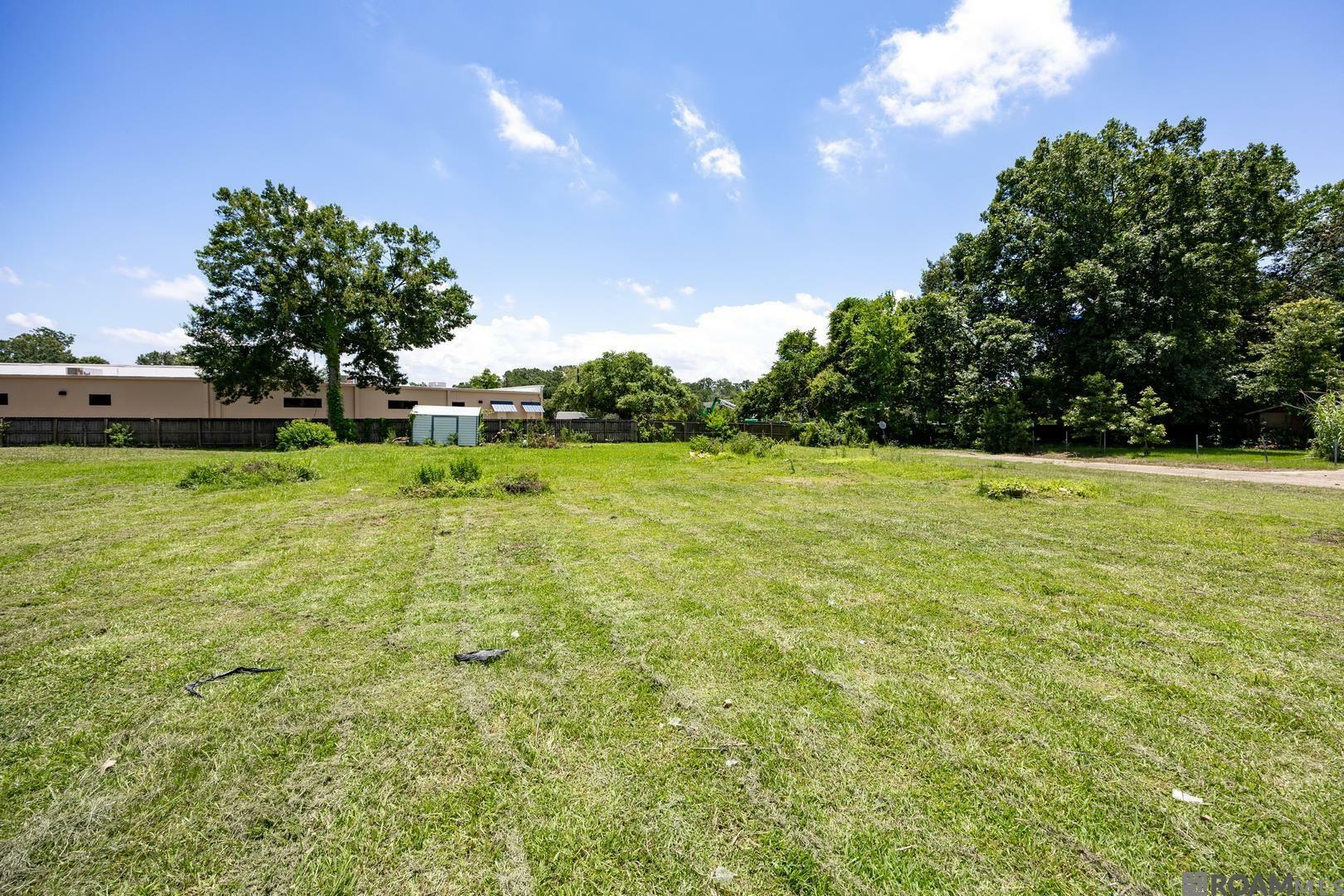 Property Photo: 5633 Houston Dr LA 70809