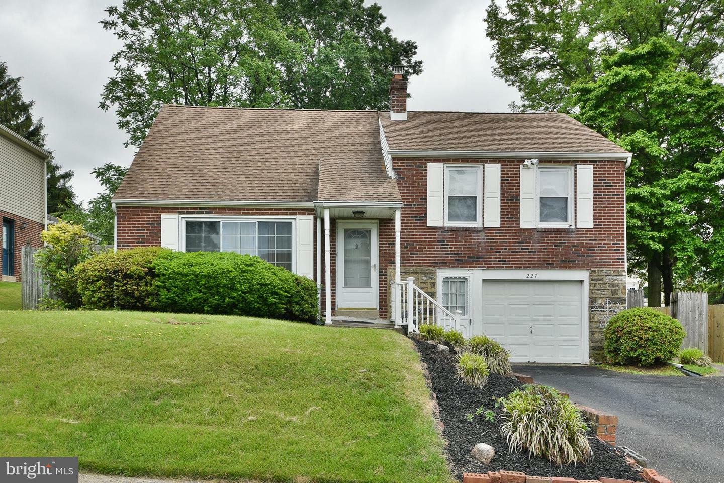Property Photo:  227 Rolling Hill Road  PA 19027 