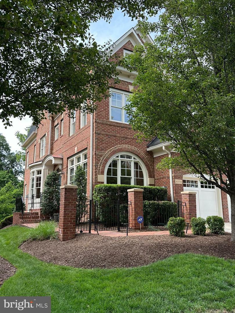 Property Photo: 43710 Burning Sands Terrace VA 20176