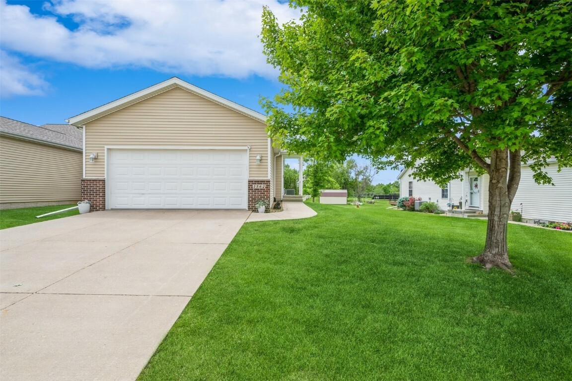 Property Photo: 1562 Hunters Creek Way IA 52302