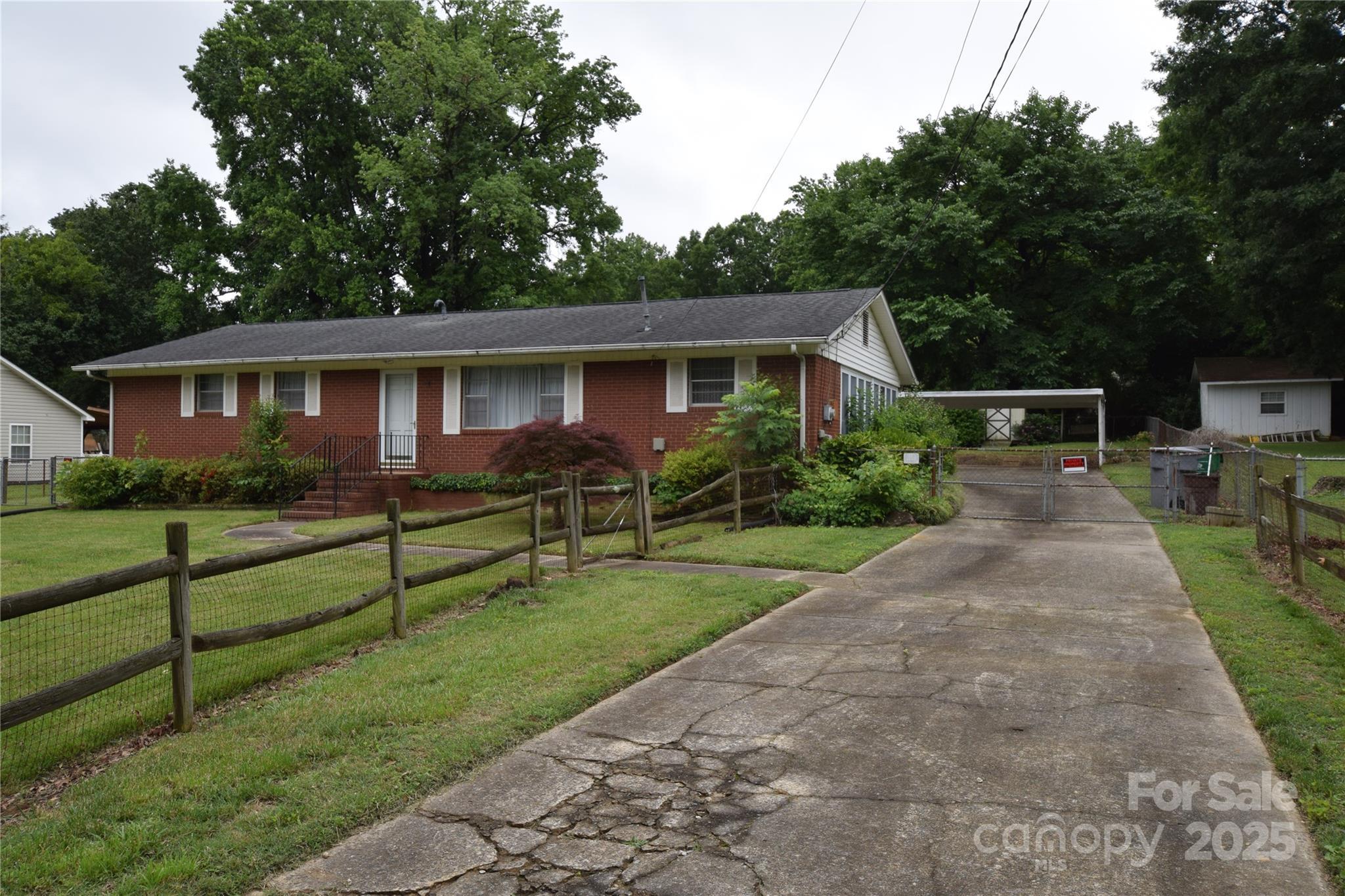 Property Photo: 908 Ravendale Drive NC 28216