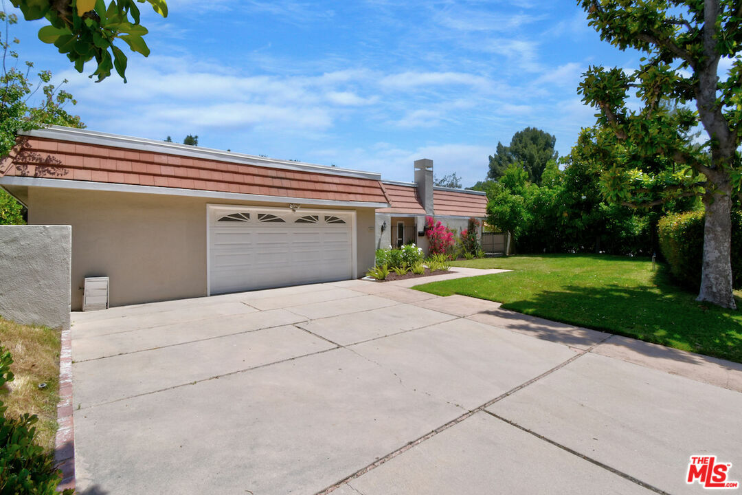 Property Photo: 23637 Park Belmonte CA 91302