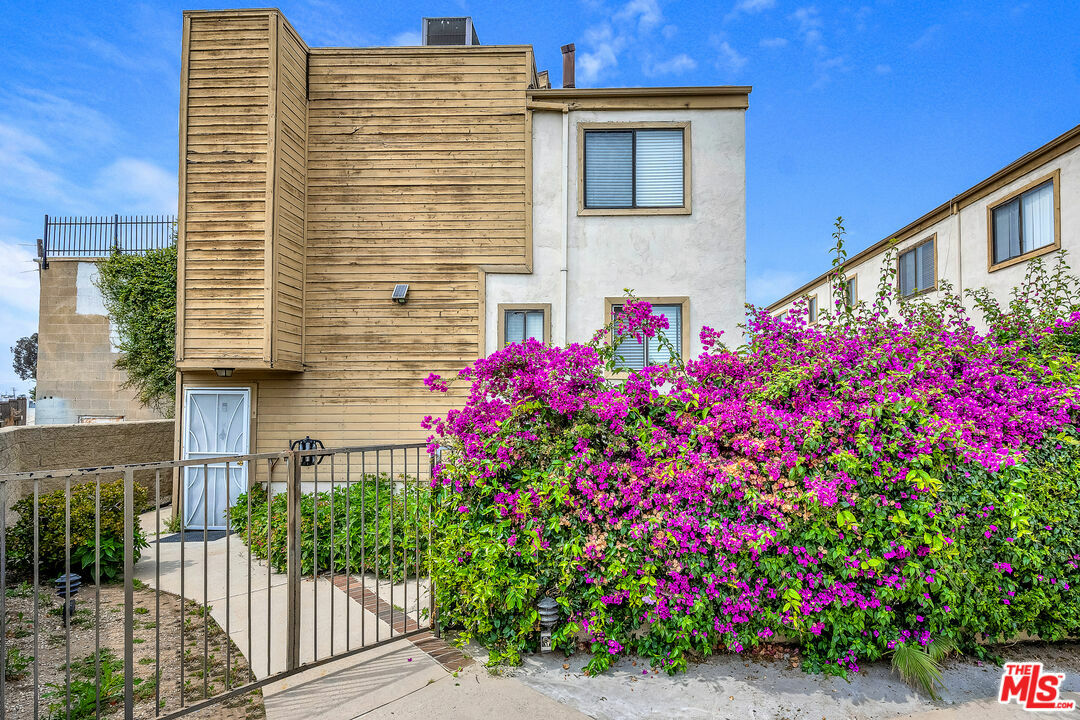 Property Photo: 14715 Saticoy St CA 91405