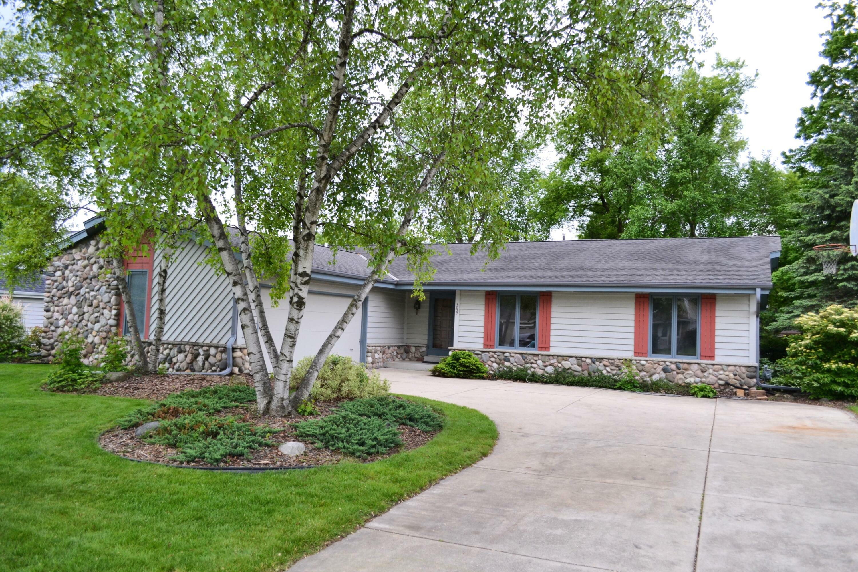 7827 W Canterbury Ct  Franklin WI 53132 photo