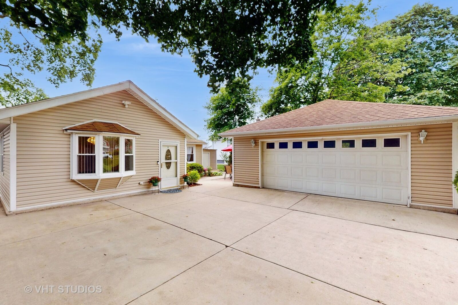 Property Photo:  1385 E Forest Avenue  IL 60018 