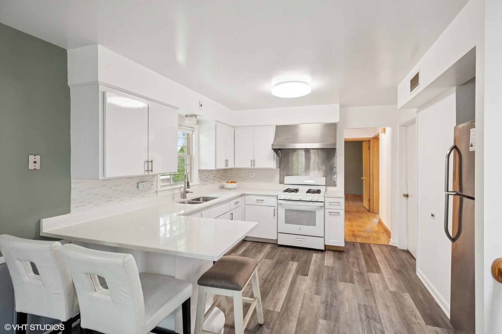 Property Photo: 5001 N Newland Avenue IL 60656