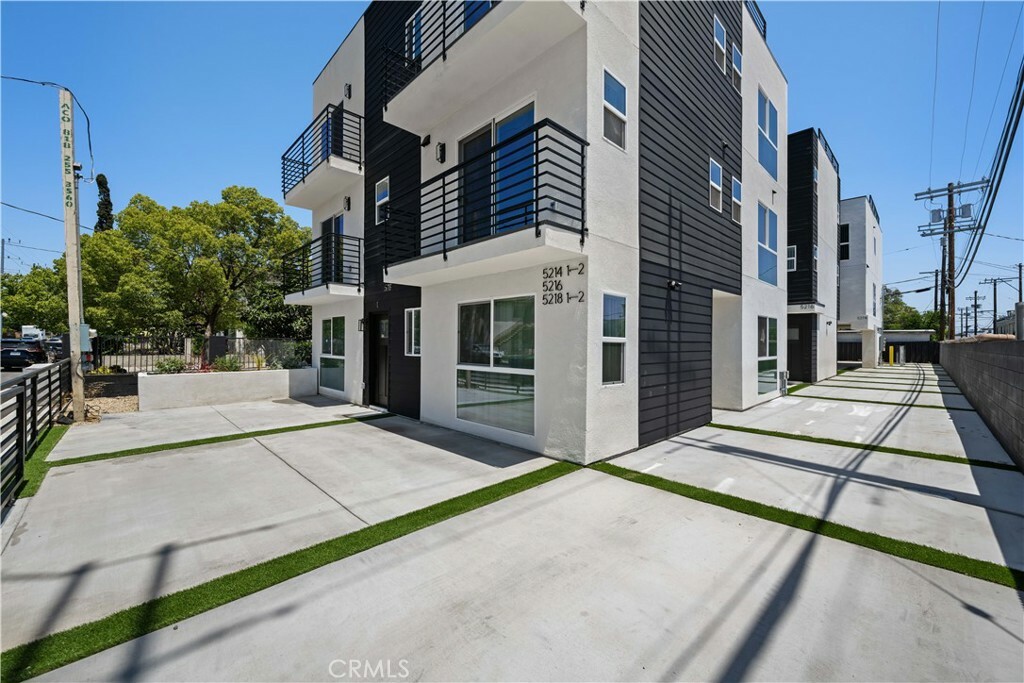Property Photo:  5216 Auckland Avenue 2  CA 91601 