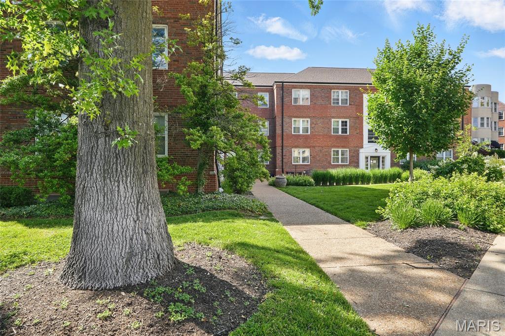 Property Photo:  923 S Hanley Road A  MO 63105 