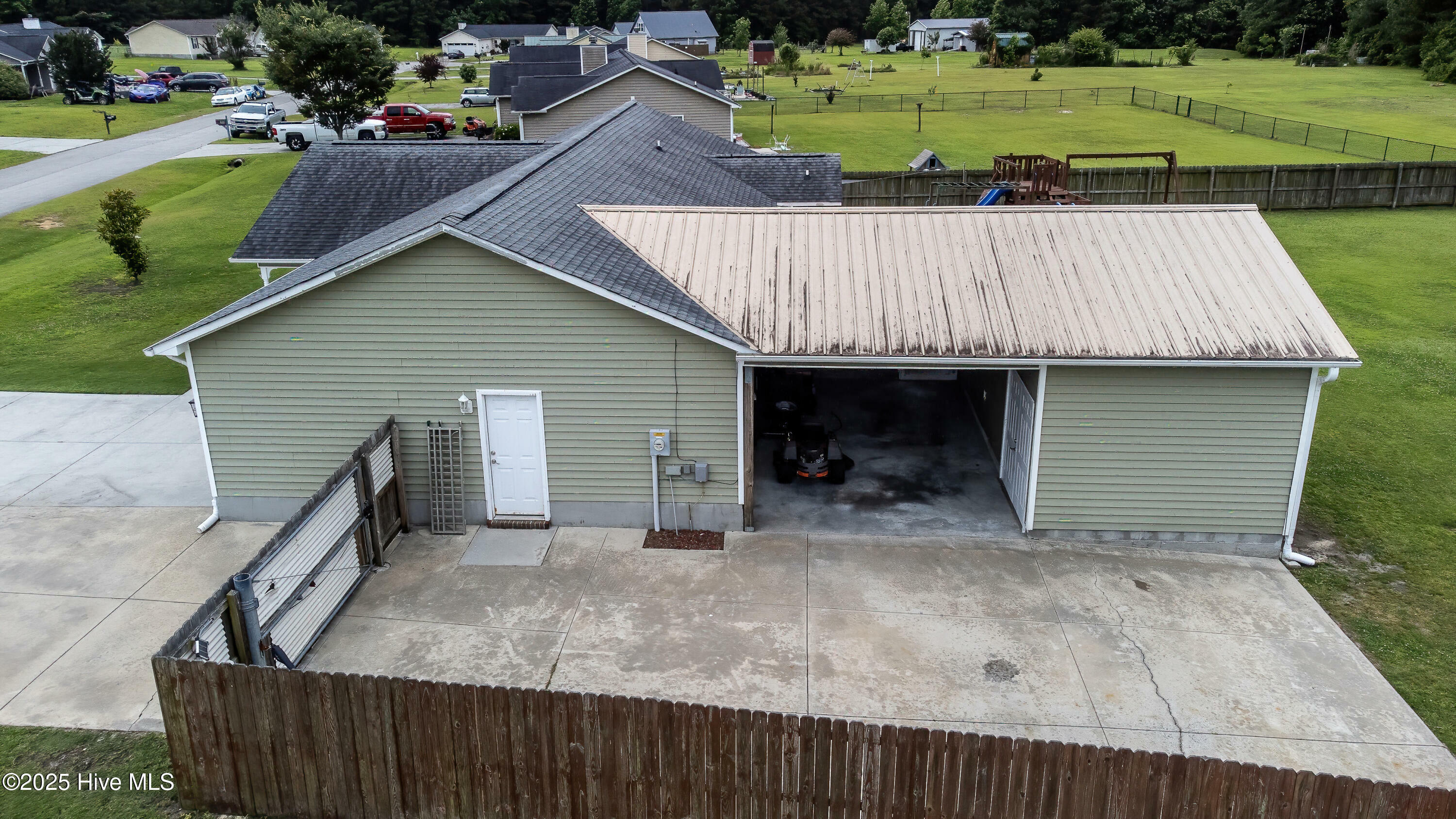 Property Photo: 104 Starkys Creek Court NC 28555